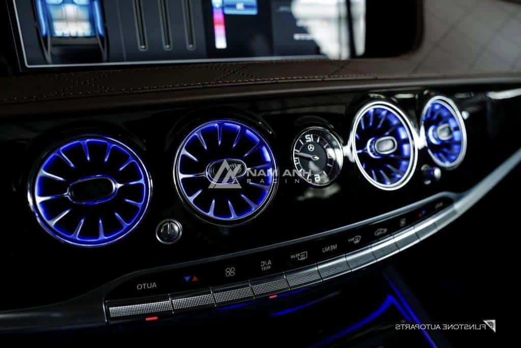 Led nội thất cho Mercedes mang lại không gian huyền ảo, nhiều màu sắc