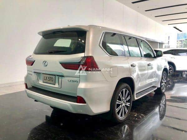 Phần đuôi LX 570 nguyên bản