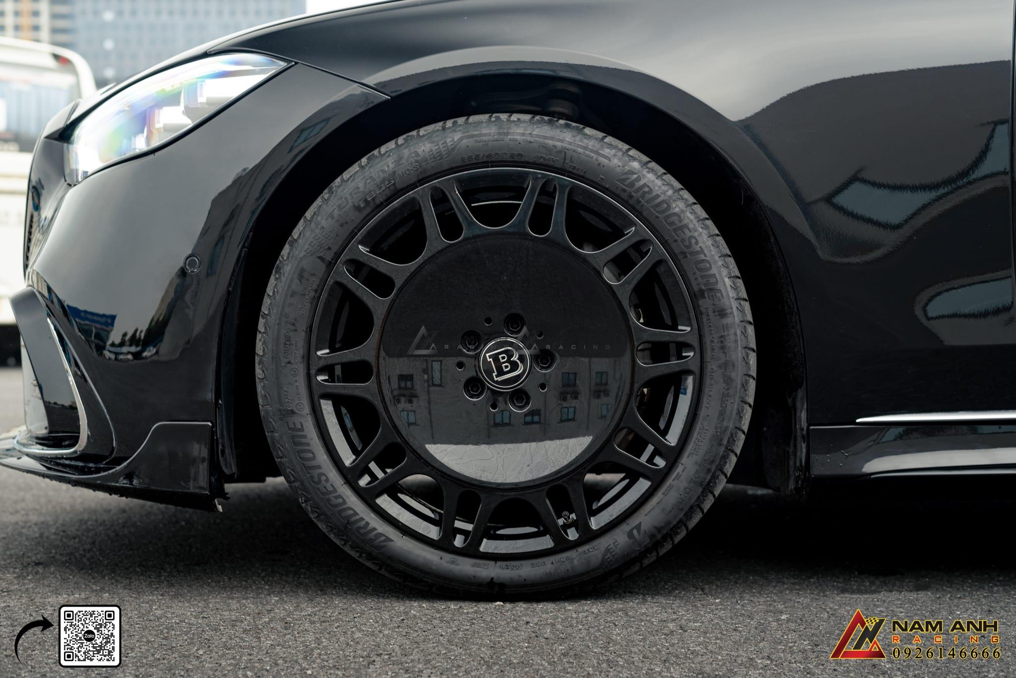 Thân xe nổi bật với bộ mâm hợp kim Brabus Monoblock M Platinum