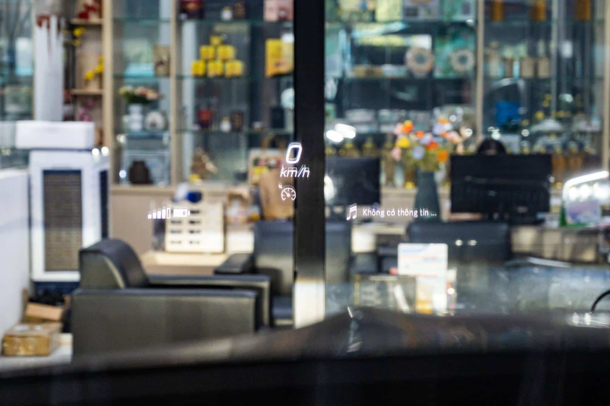 Hệ thống Head-Up Display (HUD) không chỉ là một phần quan trọng của công nghệ hiện đại trong các phương tiện giao thông, mà còn là một cải tiến đáng kể trong việc cải thiện trải nghiệm lái xe và an toàn.