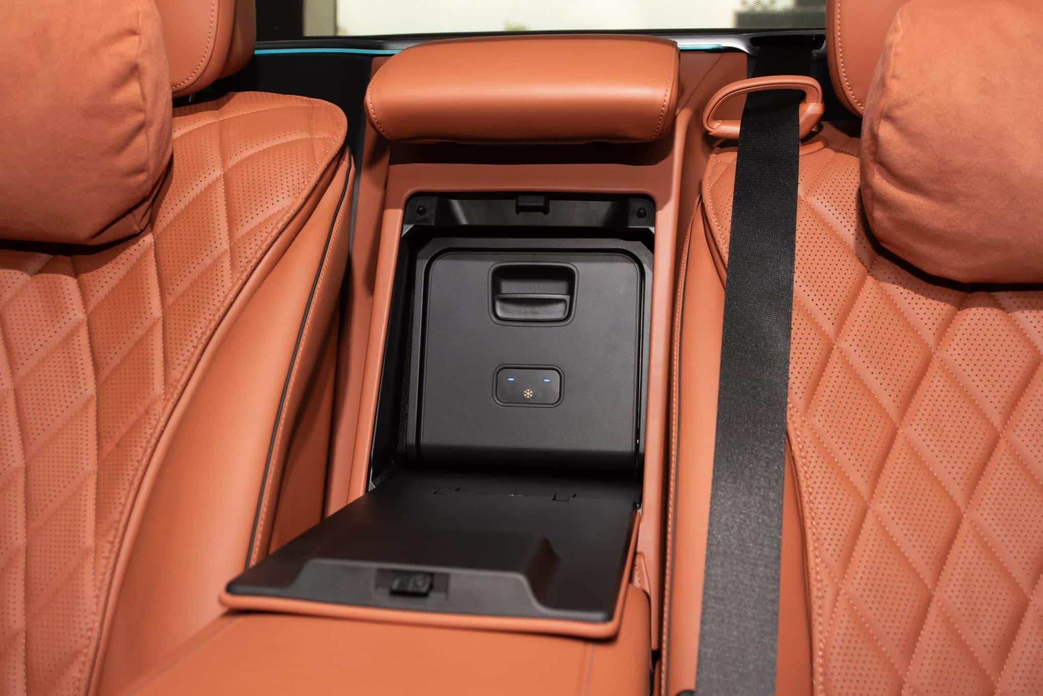 Với thể tích lớn, tủ lạnh trên các dòng xe Mercedes không chỉ đáp ứng nhu cầu bảo quản thực phẩm mà còn mang đến một loạt các tiện ích để làm cho hành trình của bạn trở nên thuận lợi và thoải mái.