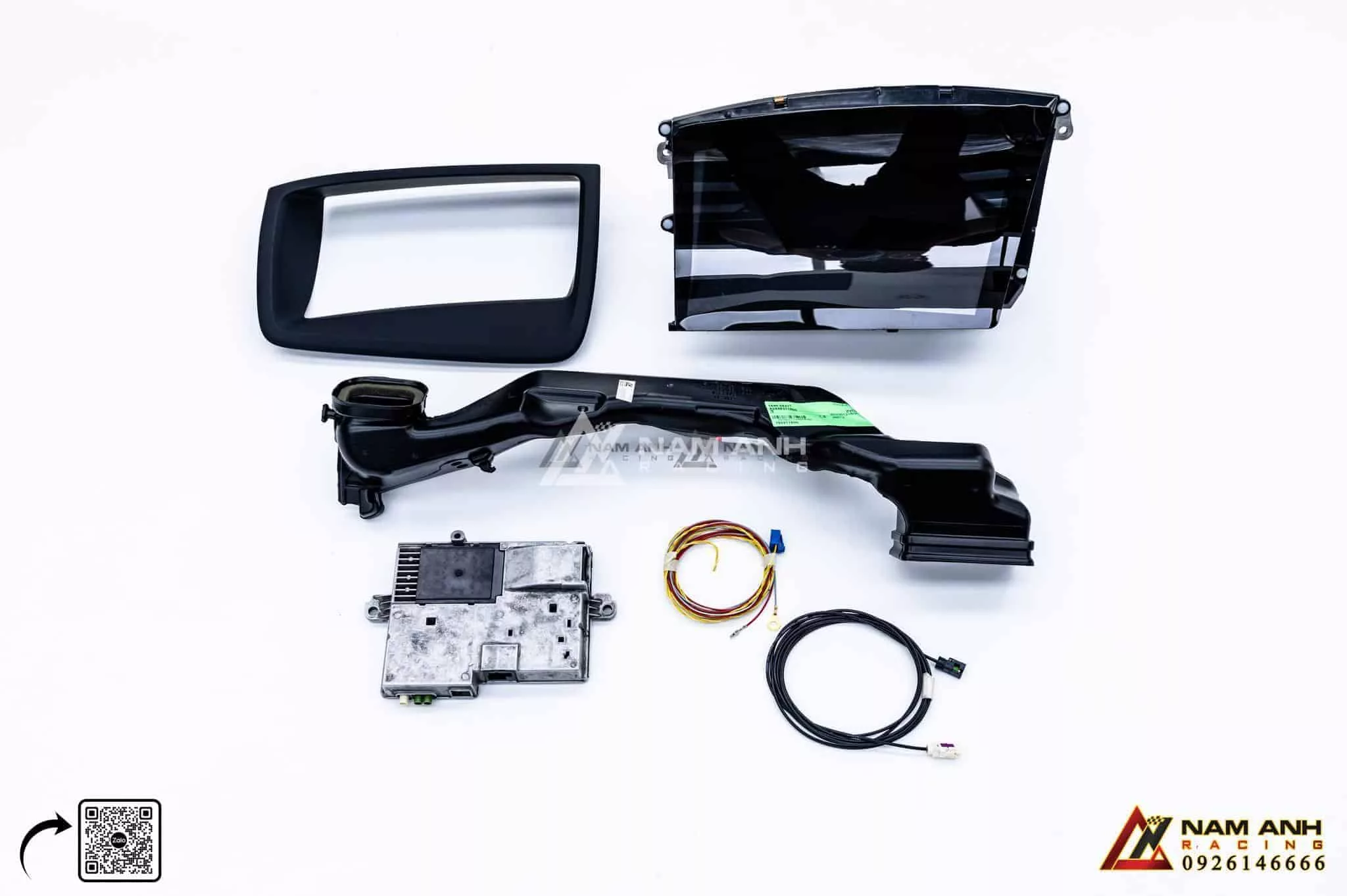 HUD của Mercedes-Benz GLC-Class 2024 (X254) còn có khả năng cung cấp các cảnh báo an toàn trực quan