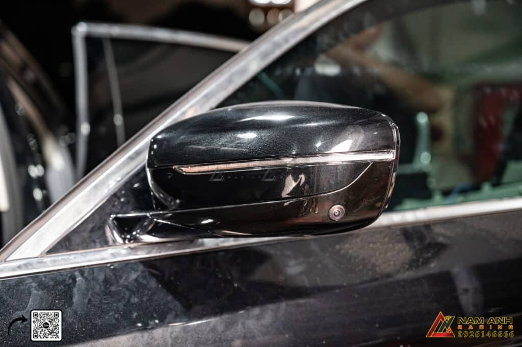 Cảnh báo điểm mù là hệ thống phát hiện các phương tiện di chuyển trong vùng khuất của gương chiếu hậu.