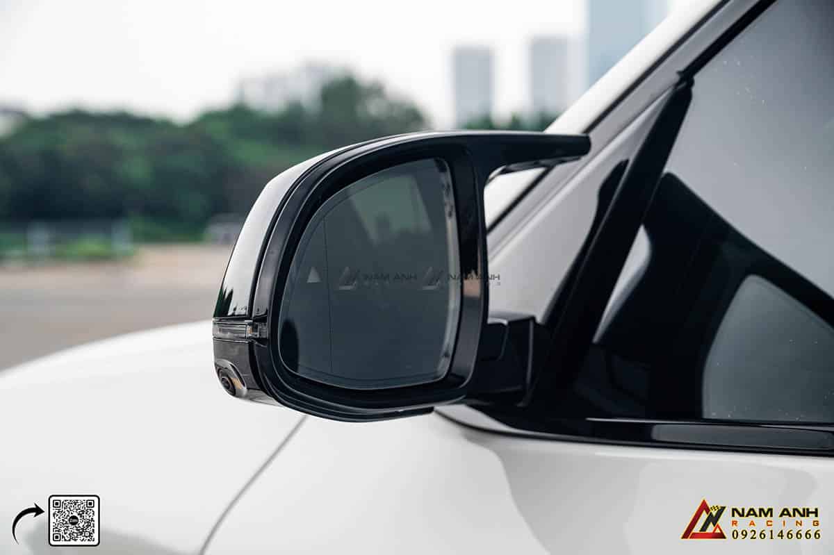 Gương chiếu hậu của xe được sơn đen bóng, tạo nên vẻ ngoài mạnh mẽ và hiện đại.