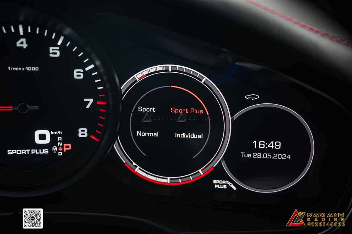 Mặt đồng hồ sắc nét với các chi tiết tinh xảo, tạo ra một điểm nhấn nổi bật trên bảng táp-lô