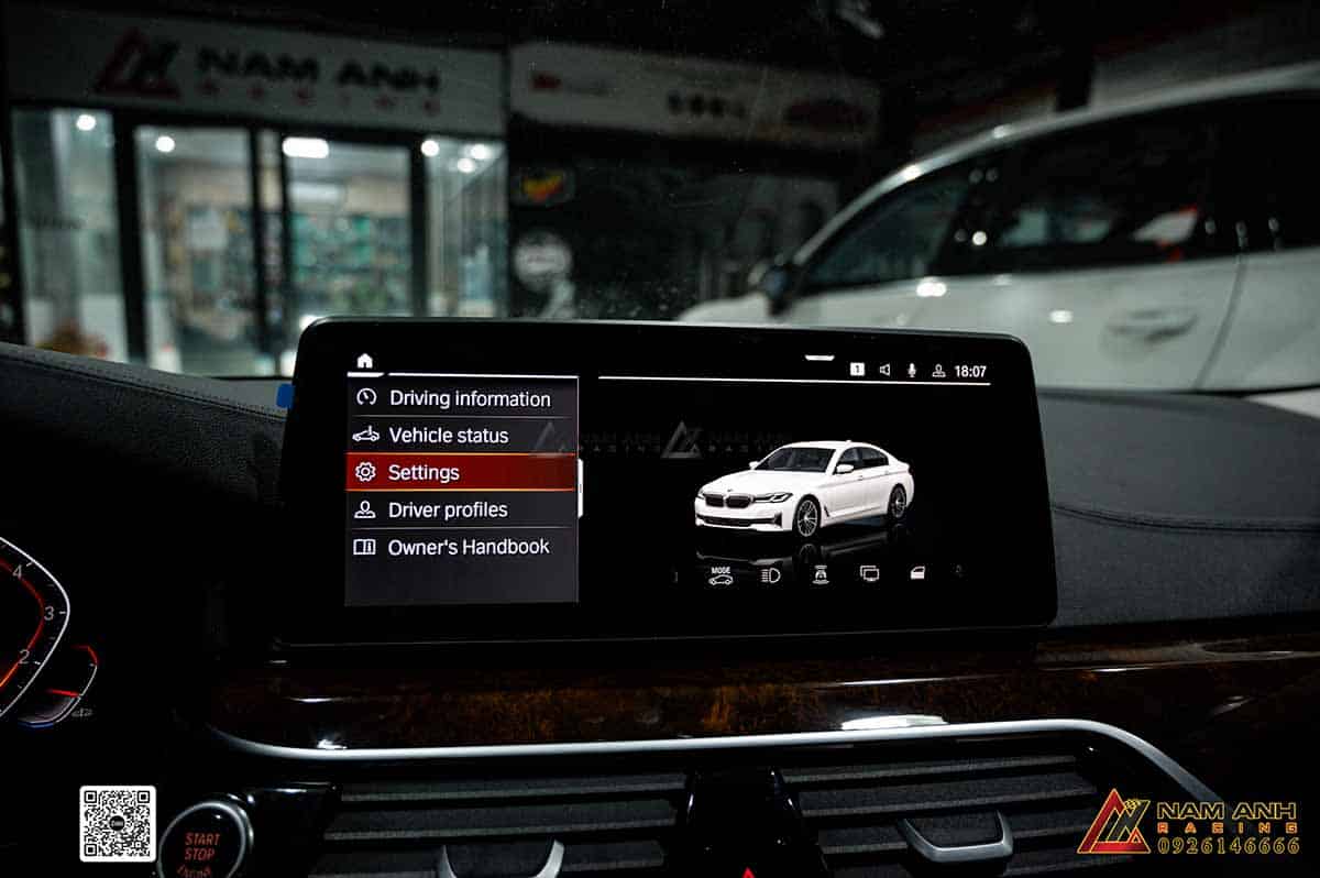 Màn hình iDrive 7 thông báo về các thông số động cơ và tình trạng xe