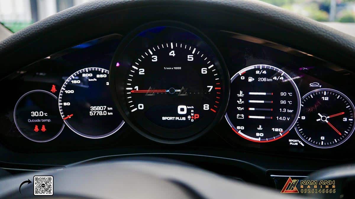 Hệ Thống Hỗ Trợ Tăng Tốc Nhanh Launch Control được tích hợp trong gói Sport Chrono