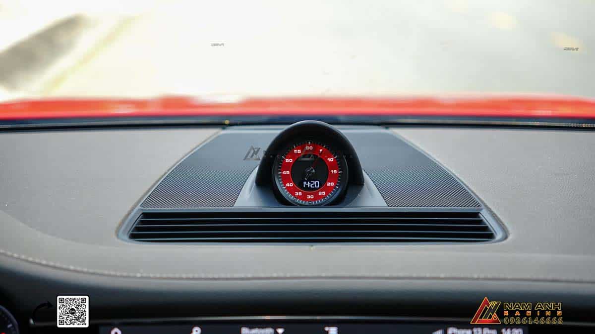 Gói Sport Chrono trang bị một bộ đồng hồ bấm giờ tinh xảo trên bảng điều khiển trung tâm, cho phép người lái dễ dàng ghi lại thời gian vòng đua hoặc bất kỳ chặng đường nào