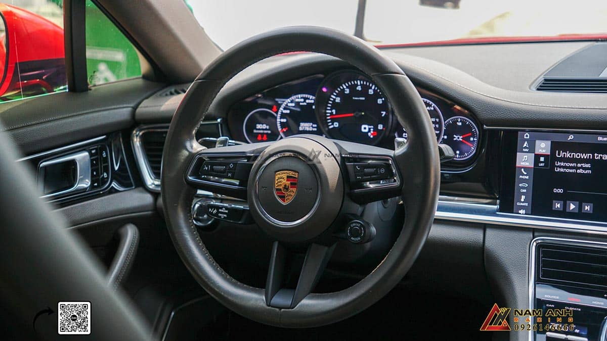 Nút Sport Response nằm ngay chính giữa bảng điều khiển, dễ dàng tiếp cận và sử dụng