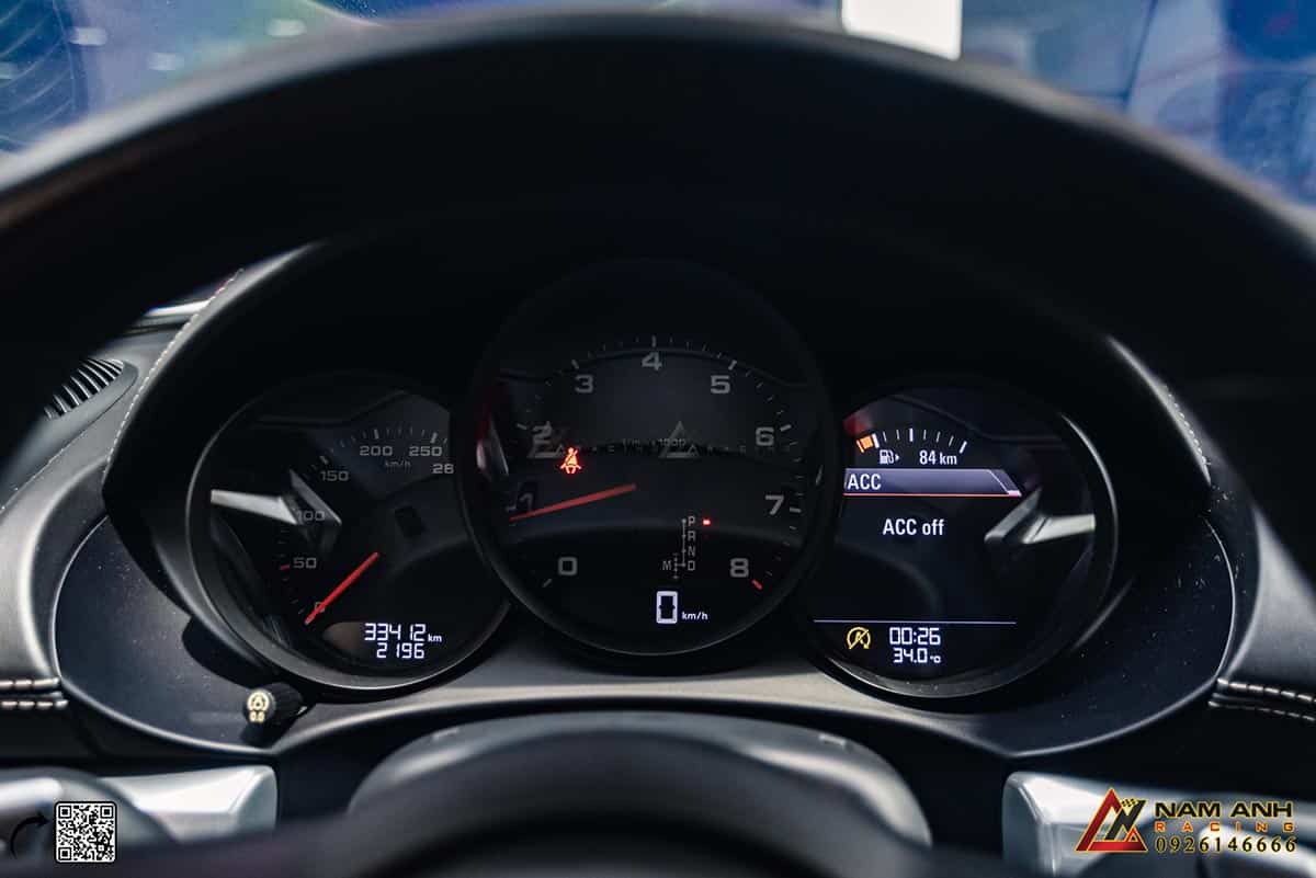 Tính năng phanh ACC cho Porsche giúp xe chủ động giảm tốc khi cần thiết