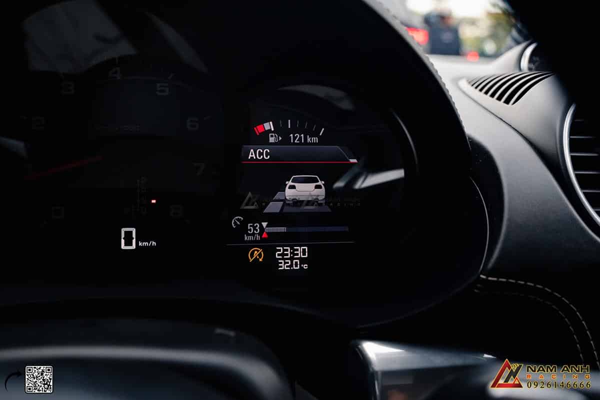 Với hệ thống phanh ACC, Porsche có thể giảm tốc tự động khi phát hiện phương tiện cắt ngang