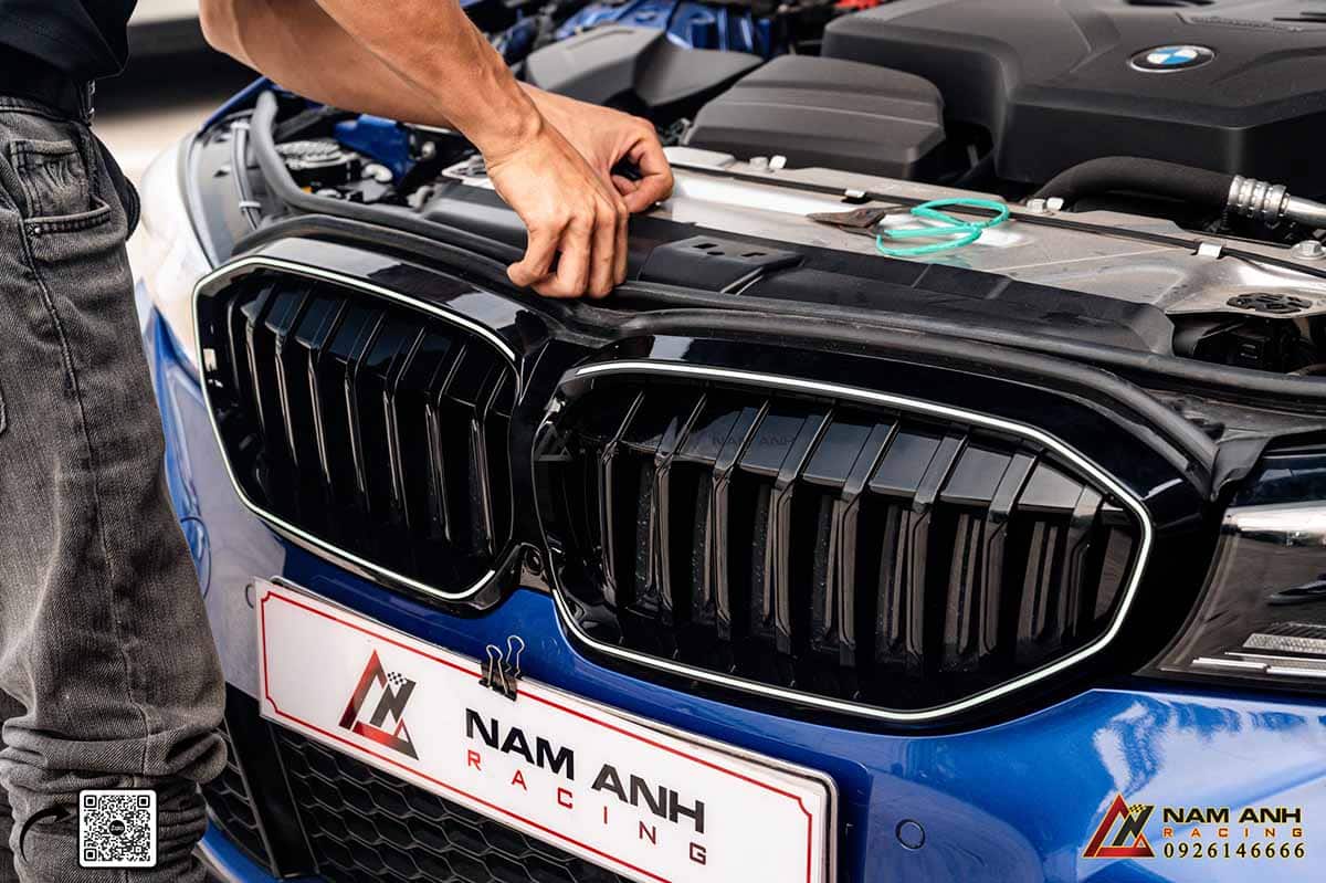 Quy trình lắp đặt mặt ca lăng BMW 3 series G20 tại Nam Anh Racing được thực hiện bởi đội ngũ chuyên nghiệp, giàu kinh nghiệm