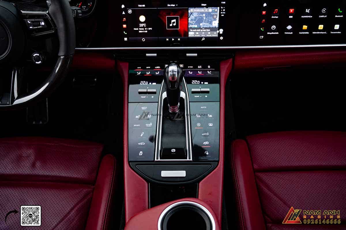 Nội thất được nâng cấp với chất liệu da cao cấp, các chi tiết kim loại sáng bóng, màn hình cảm ứng lớn, hệ thống giải trí mới,....