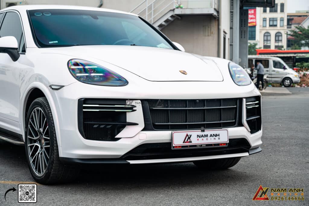 Phần mặt trước của phiên bản 2024 nổi bật với lưới tản nhiệt lớn hơn, tạo cảm giác bề thế và mạnh mẽ