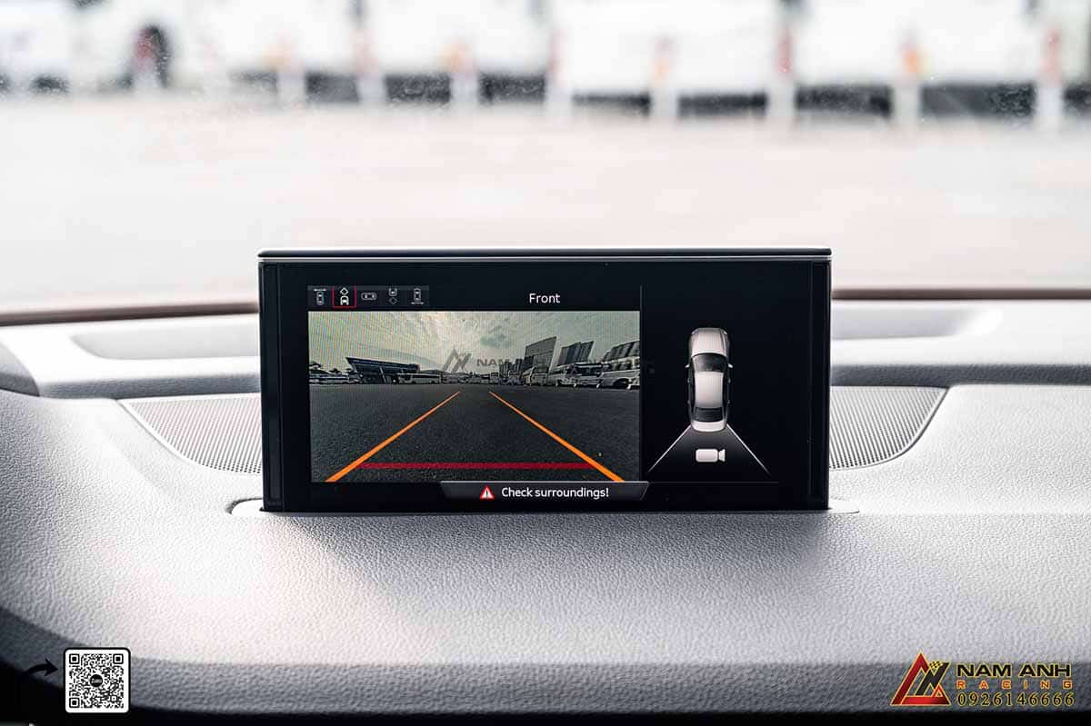 Camera 360 độ trên Audi Q7 hiển thị góc nhìn phía trước.