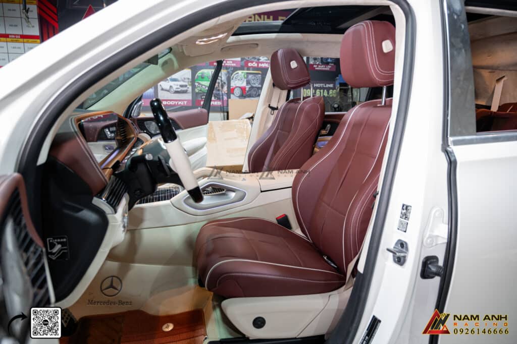 Sự kết hợp giữa chất liệu cao cấp và thiết kế tinh xảo giúp người ngồi trong xe luôn cảm nhận được sự thoải mái và tiện nghi