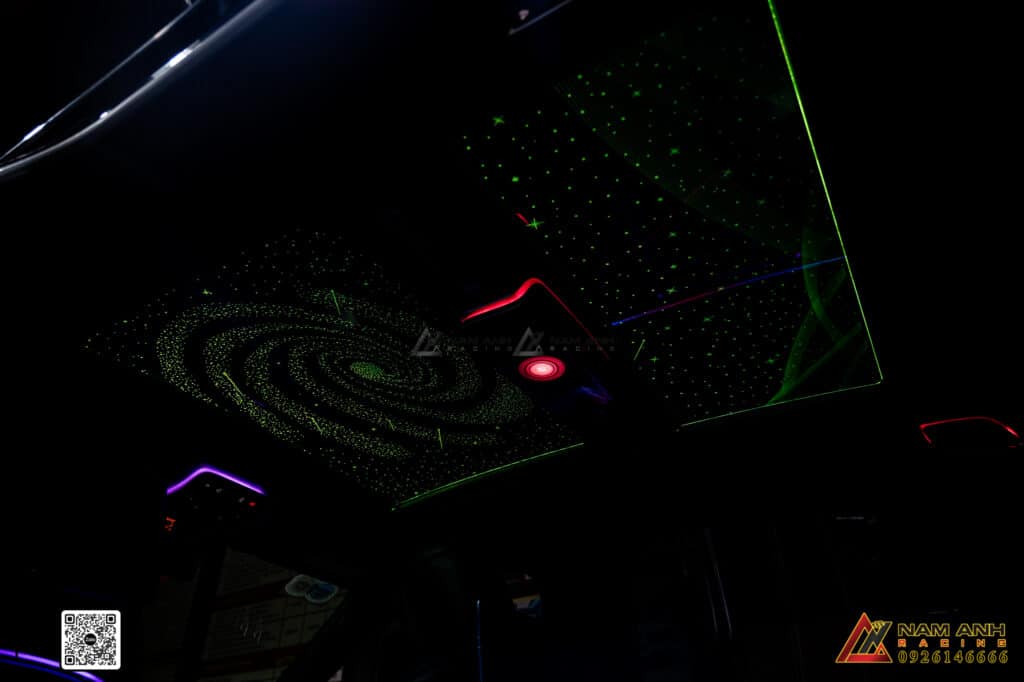 Hệ thống trần sao với hàng nghìn điểm sáng mô phỏng bầu trời đầy sao là một trong những yếu tố khiến nội thất Mercedes S-Class W223 nâng cấp Maybach khác biệt