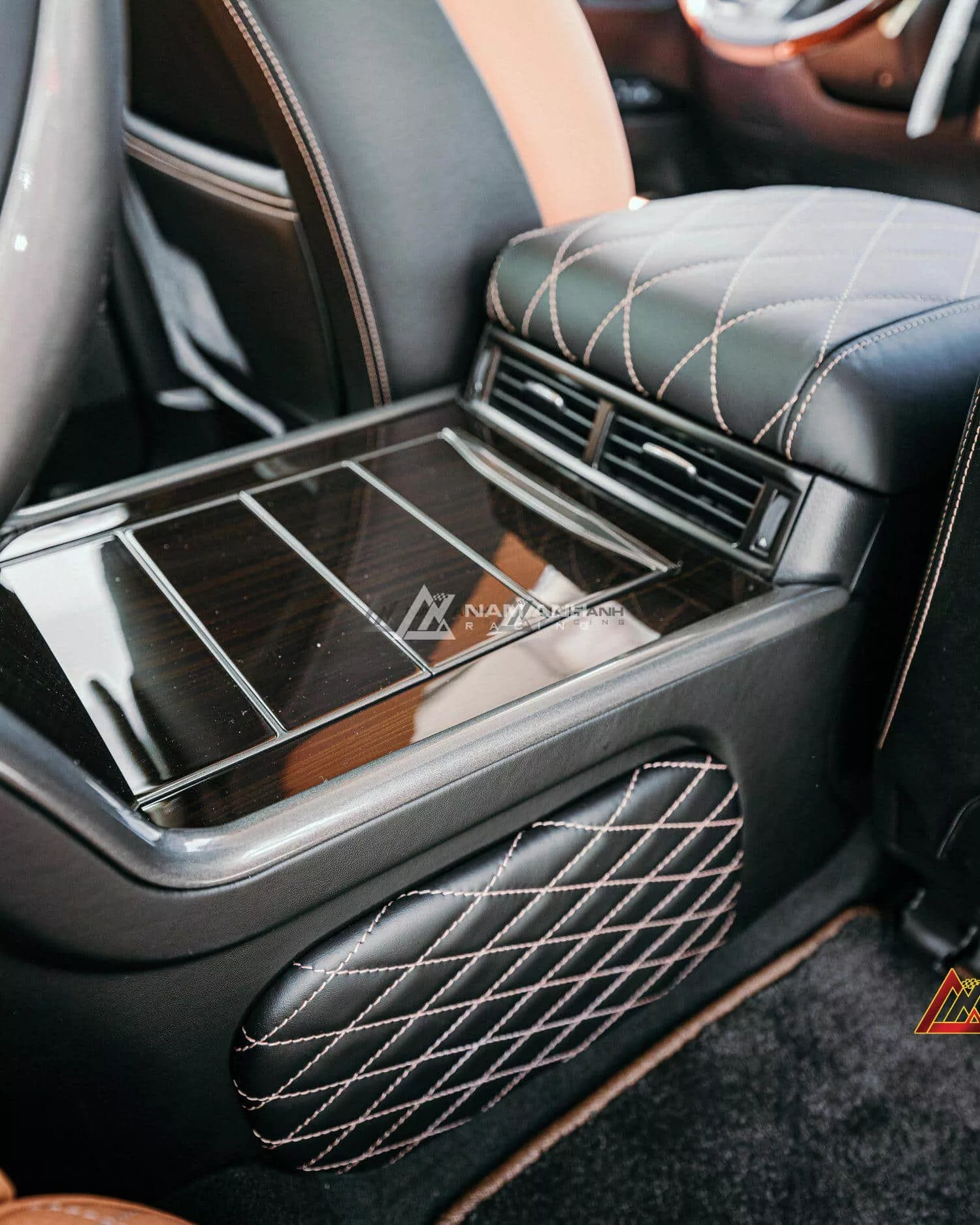 Điều khiển massage thông minh: Ghế tích hợp chế độ massage Shiatsu 8 điểm