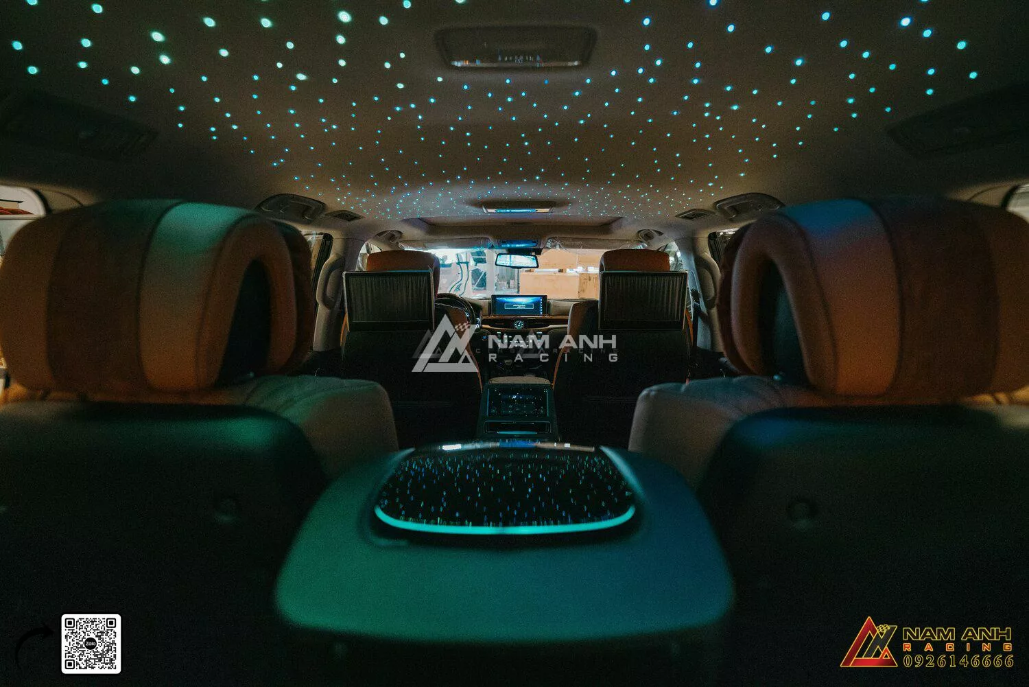 Trần sao tùy chỉnh – Hô biến không gian xe thành bầu trời đầy sao lãng mạn.