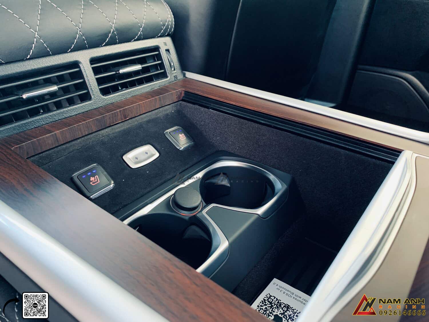 Hộc đựng đồ và khay để cốc tích hợp sạc USB Type-C trên ghế MBS