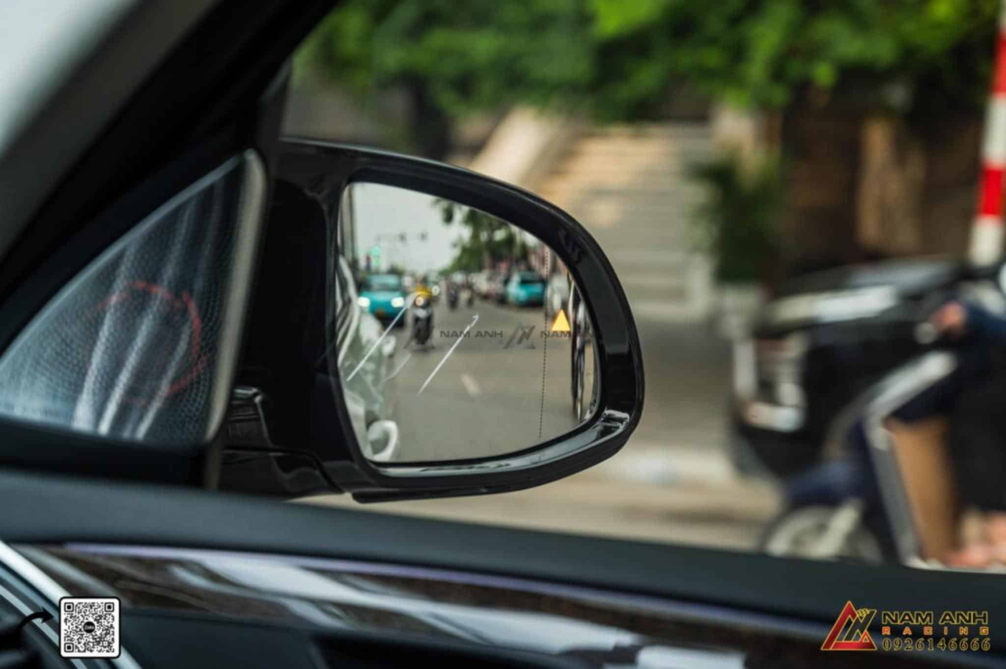 Cảnh báo điểm mù phát hiện phương tiện khuất tầm nhìn.