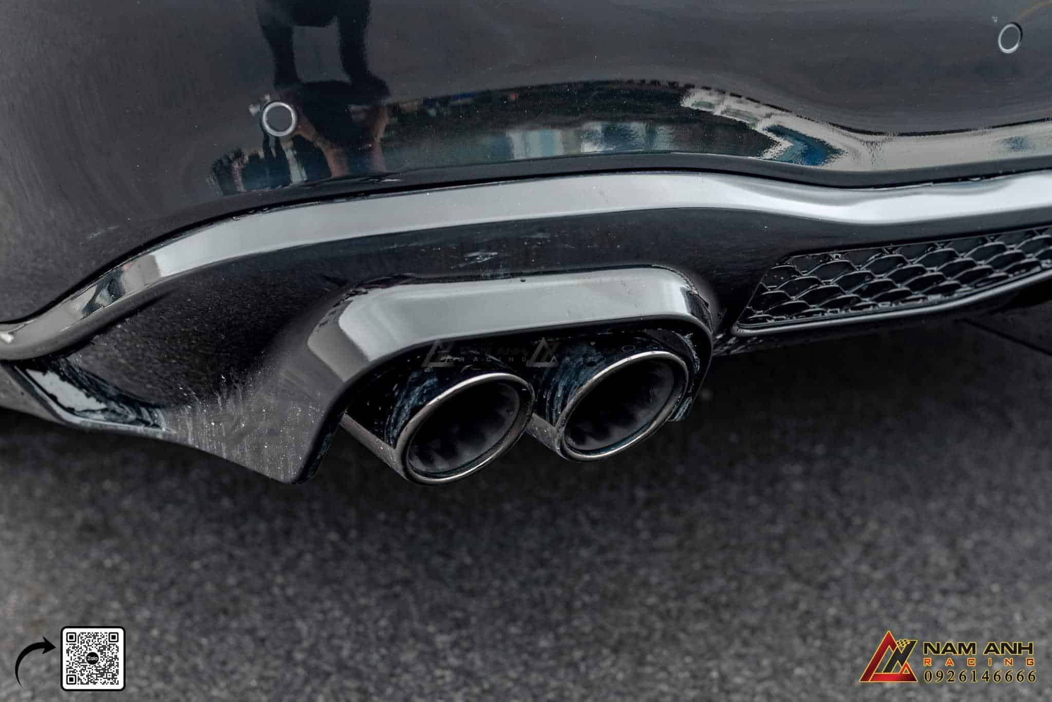 ần đuôi xe Mercedes S450 2024 với cánh gió carbon và logo Brabus nổi bật