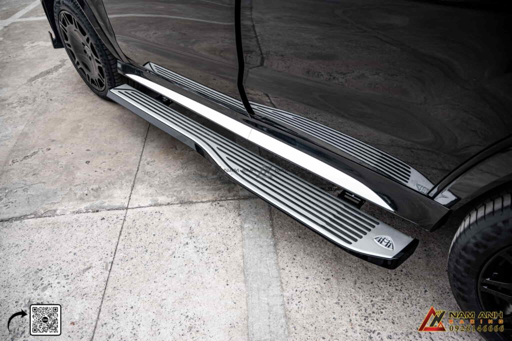 Bậc bước điện tự động thu gọn linh hoạt, mang lại sự tiện nghi và hiện đại cho xe