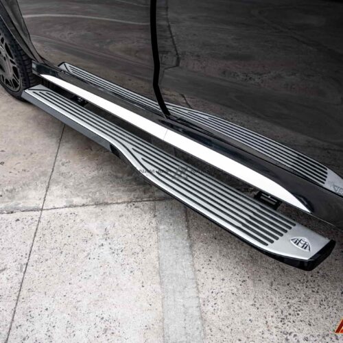 Bậc bước điện tự động thu gọn linh hoạt, mang lại sự tiện nghi và hiện đại cho xe