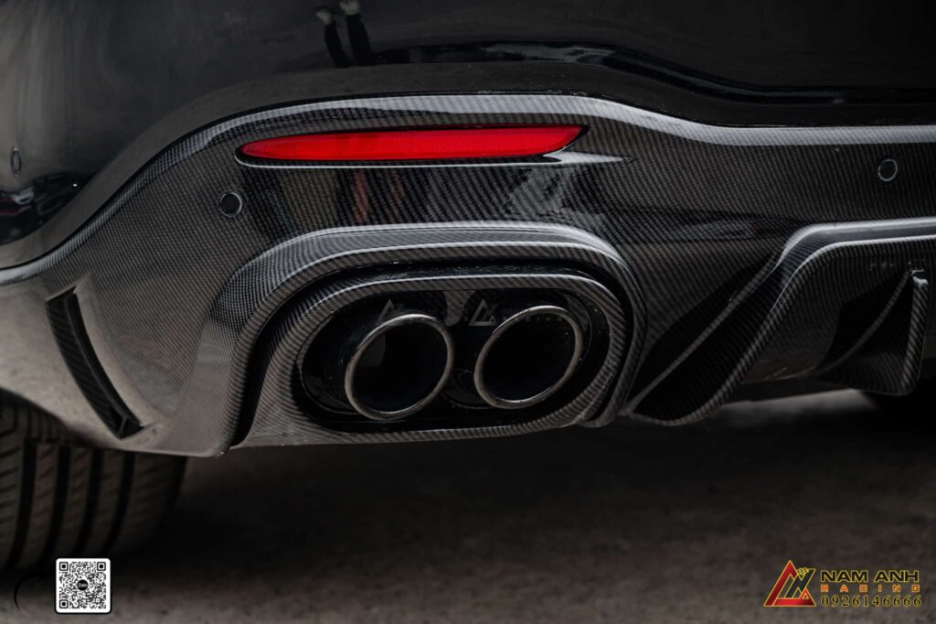 Cản sau Brabus kết hợp ống xả kép, tạo vẻ ngoài mạnh mẽ