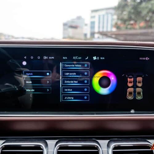 Màn hình trung tâm Mercedes GL400 hiển thị sắc nét, giao diện trực quan