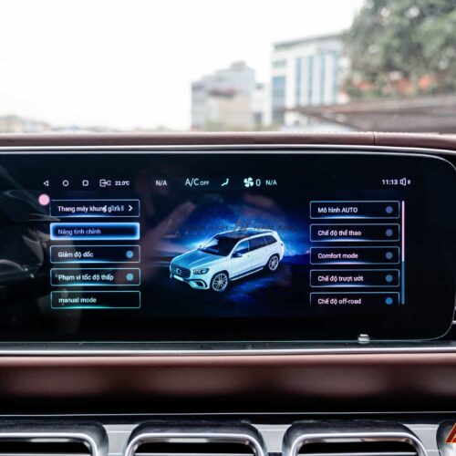 Màn hình giải trí Mercedes GL400 với thiết kế hiện đại, tích hợp nhiều tính năng