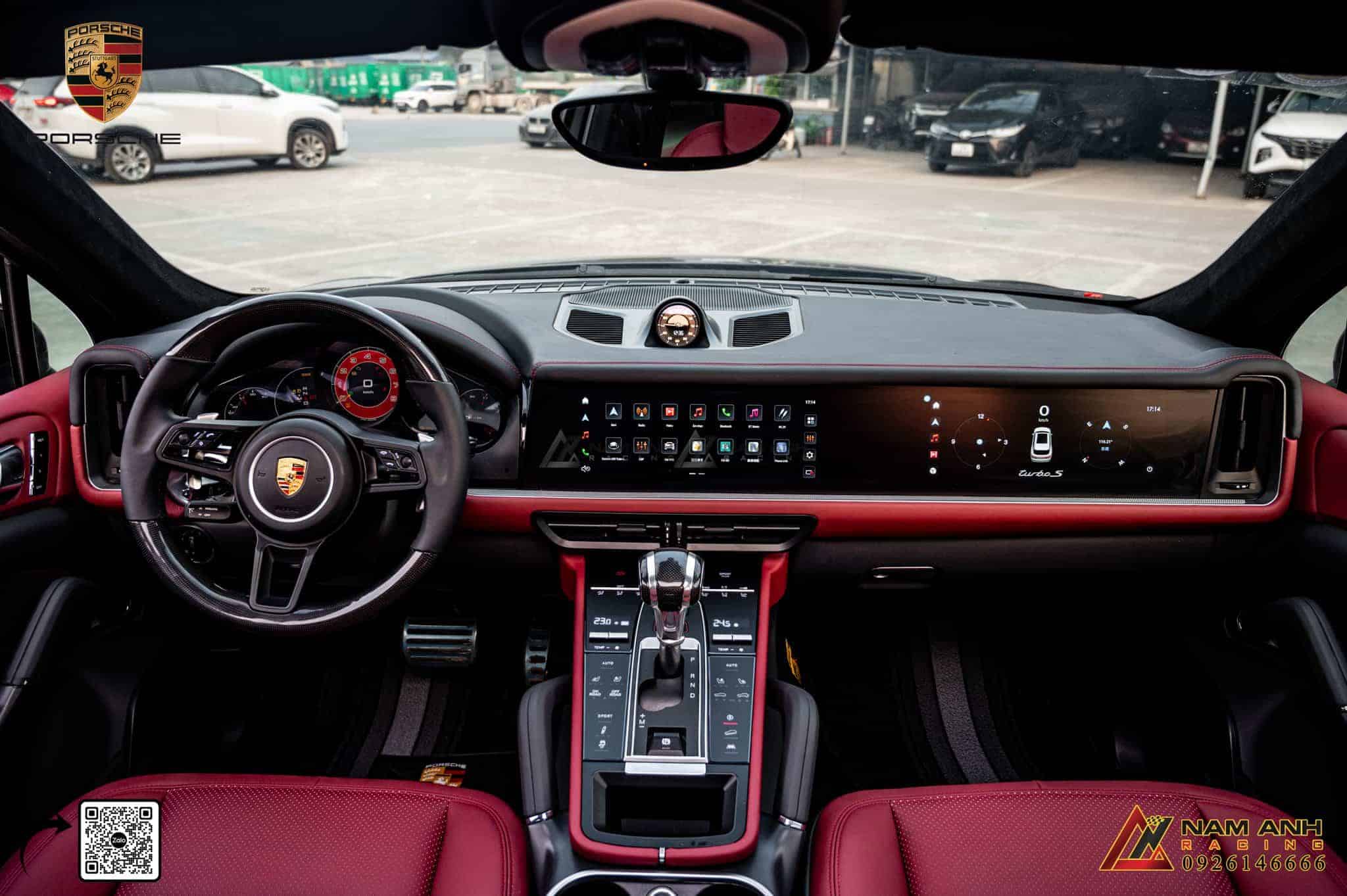 Vô lăng thể thao bọc da Alcantara cảm giác lái đỉnh cao