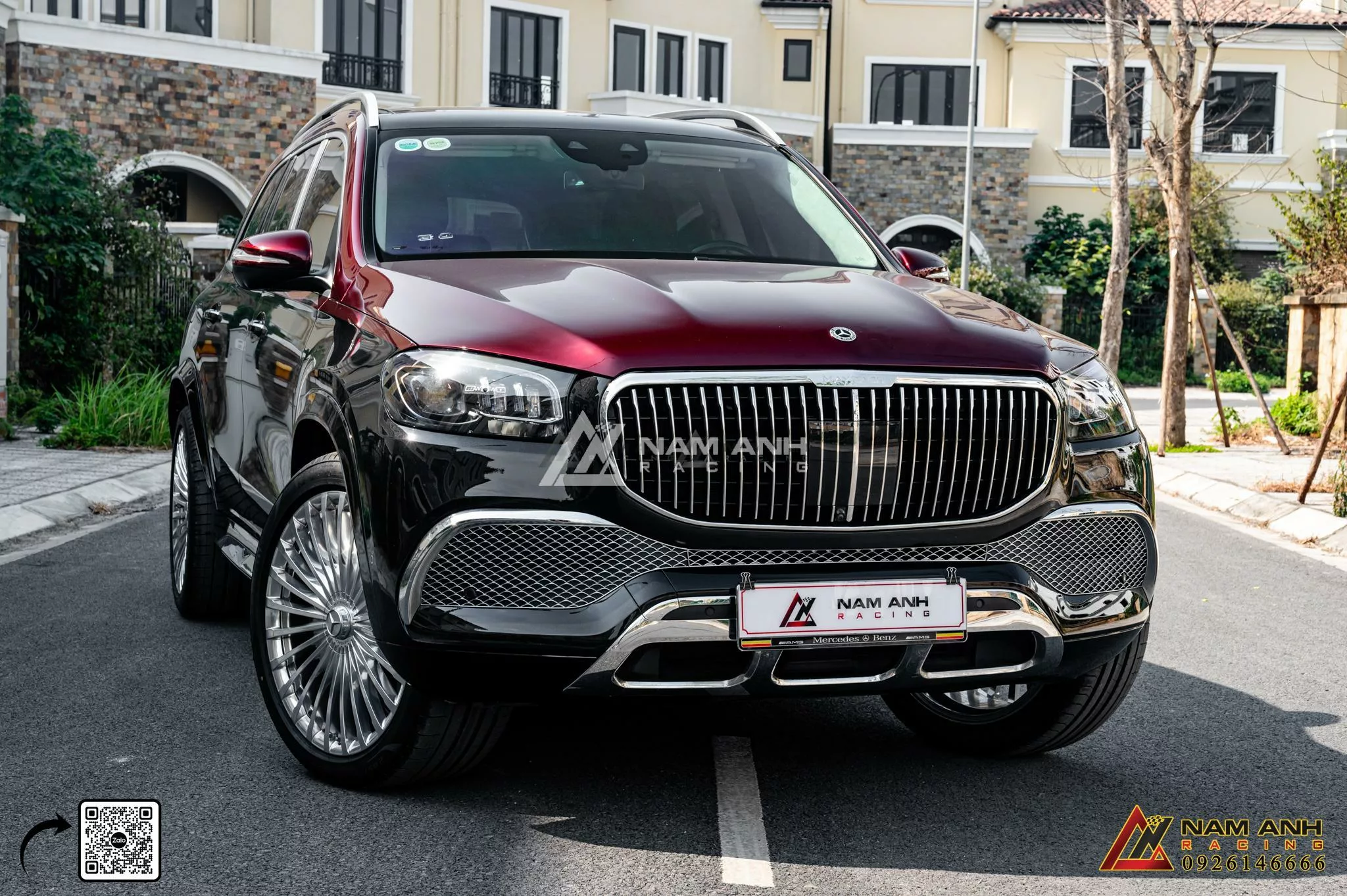 Hệ thống bệ bước điện tự động là trang bị tiêu chuẩn trên GLS600 Maybach, giúp người dùng dễ dàng lên xuống xe