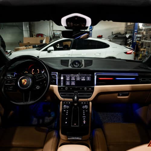 Một trong những ưu điểm nổi bật của bộ đèn LED nội thất cho Porsche Macan là khả năng lắp đặt nhanh chóng