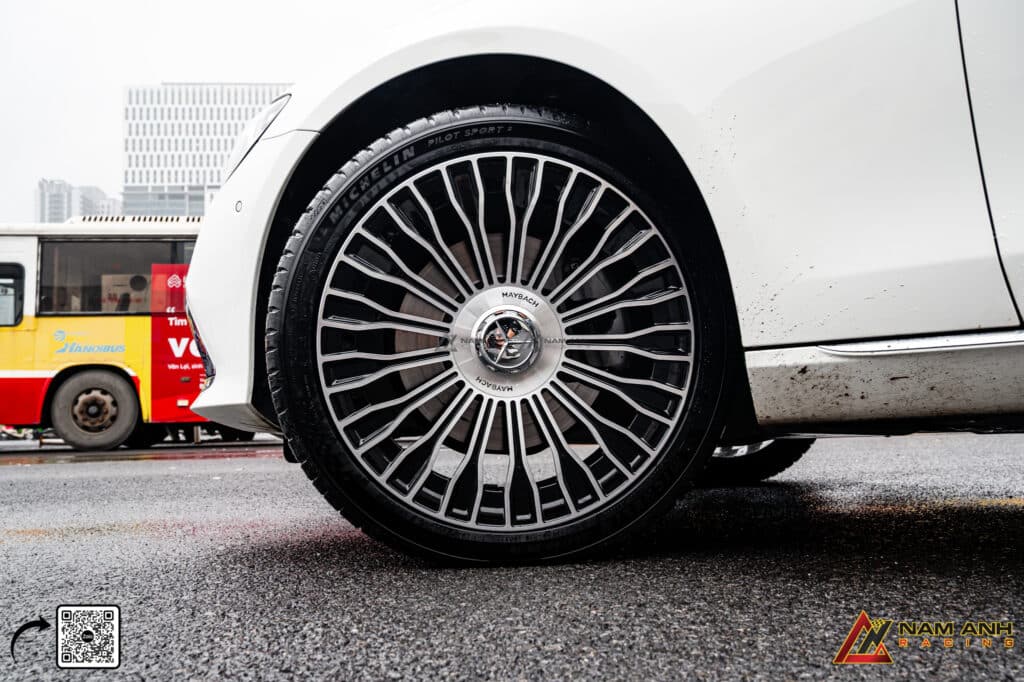 Việc nâng cấp mâm 20 inch không chỉ giúp Mercedes E200 2022 trông đẹp hơn mà còn cải thiện đáng kể hiệu suất vận hành: