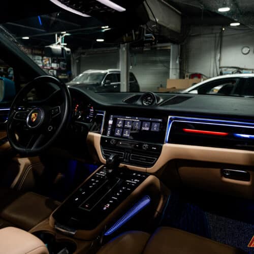 Một số dòng bộ đèn LED nội thất cho Porsche Macan cao cấp còn được tích hợp tính năng đồng bộ với nhạc