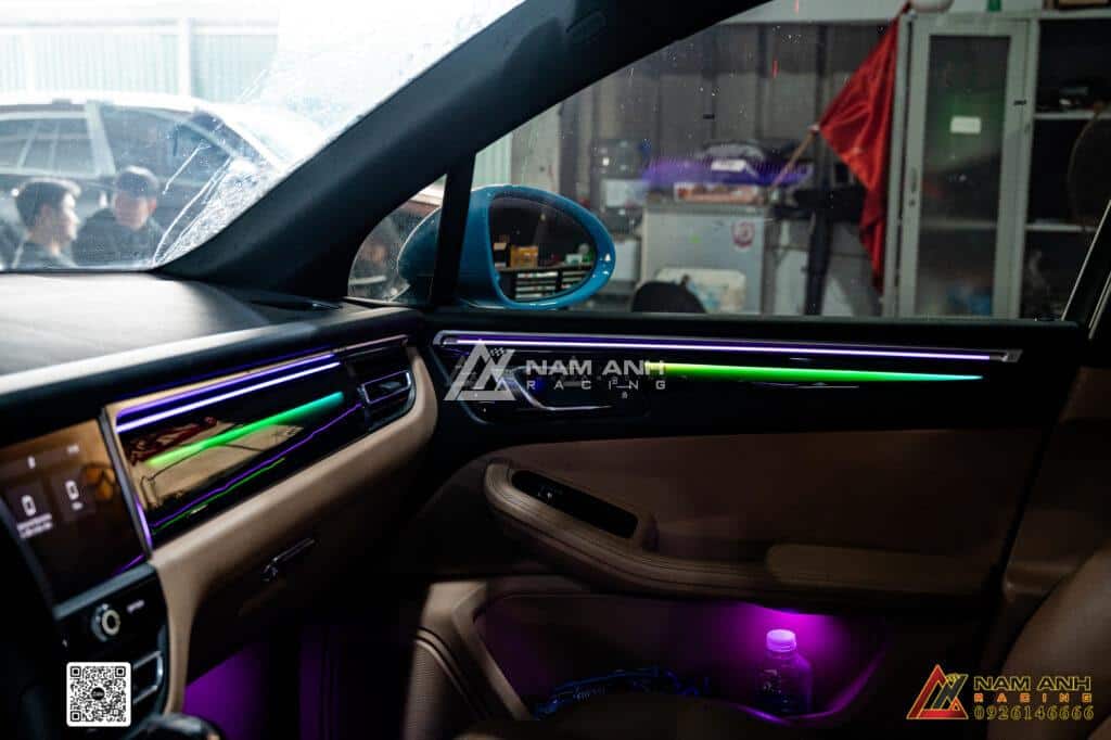 Một số phiên bản bộ đèn LED nội thất cho Porsche Macan còn tích hợp cảm biến ánh sáng và chuyển động