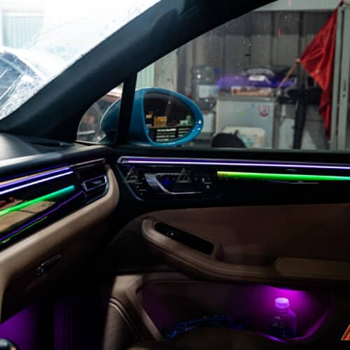 Một số phiên bản bộ đèn LED nội thất cho Porsche Macan còn tích hợp cảm biến ánh sáng và chuyển động