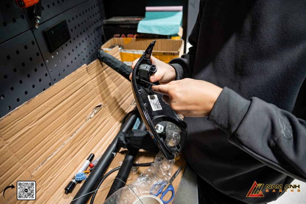 Lắp đặt các camera là một bước quan trọng trong quá trình BMW 3-Series G20 nâng cấp hệ thống camera 360