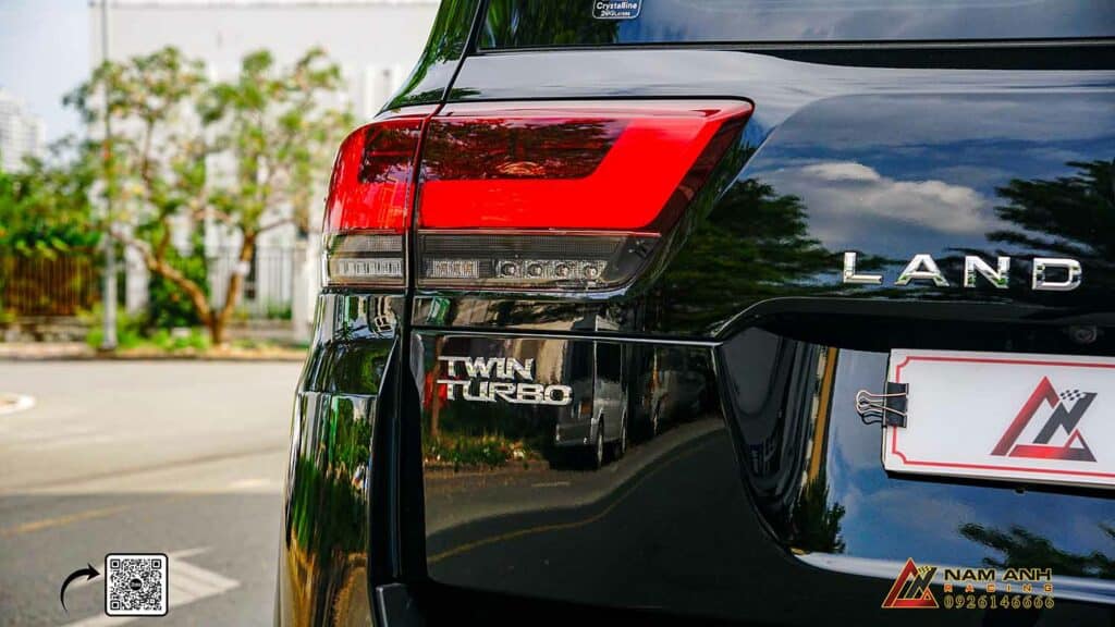 Chi tiết ốp hông VX.R giúp Land Cruiser LC 300 nổi bật và cứng cáp