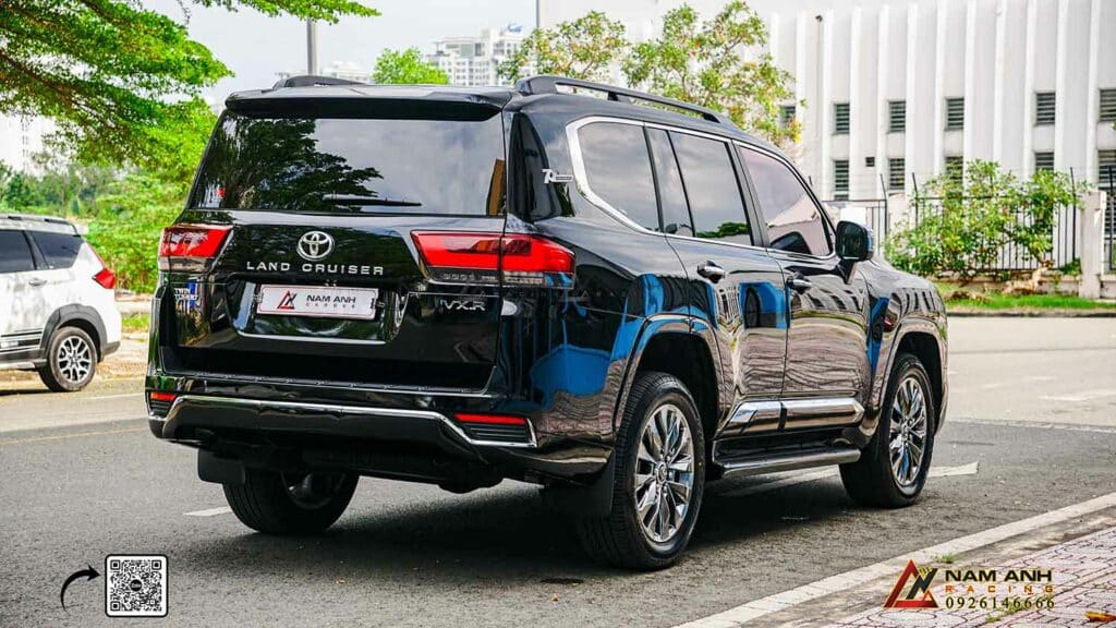 Cản sau VX.R Toyota Land Cruiser LC 300 với thiết kế thể thao và chi tiết chrome sang trọng.