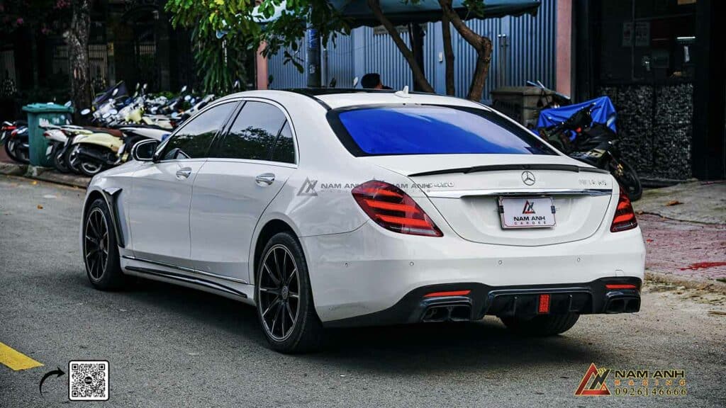 Cản sau Brabus với bộ khuếch tán gió giúp xe ổn định hơn