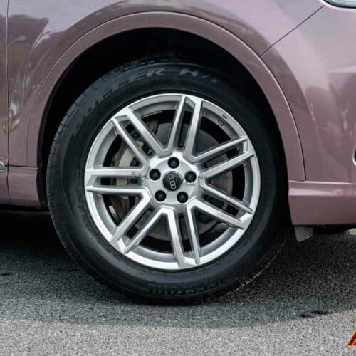 Cảnh báo nhanh chóng khi áp suất lốp không đạt chuẩn trên Audi Q7.