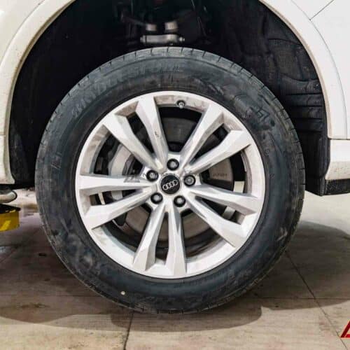 Hệ thống áp suất lốp Audi Q7 cải thiện hiệu suất xe.