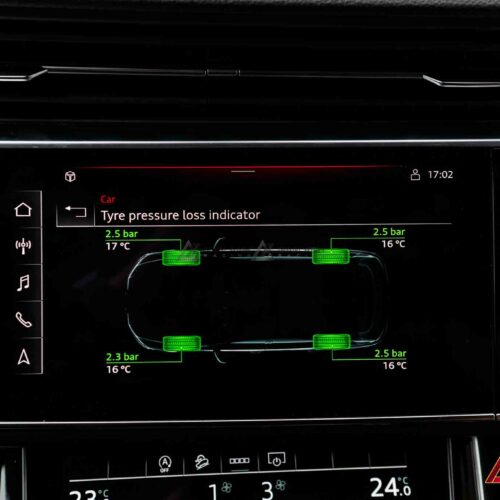 Hệ thống áp suất lốp Audi Q7 (20-25) hỗ trợ an toàn khi lái xe đường dài.
