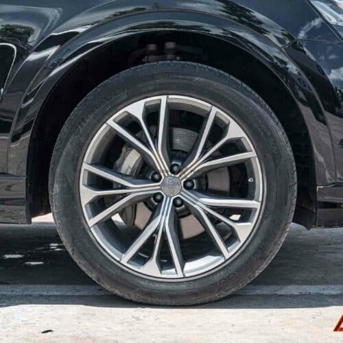 Tăng cường hiệu suất lái xe với hệ thống áp suất lốp Audi Q8 (19-24).