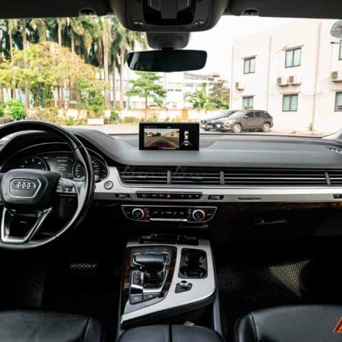 Hệ thống camera 360 Audi Q7 (16-19) giúp lái xe tự tin hơn trong không gian hẹp.