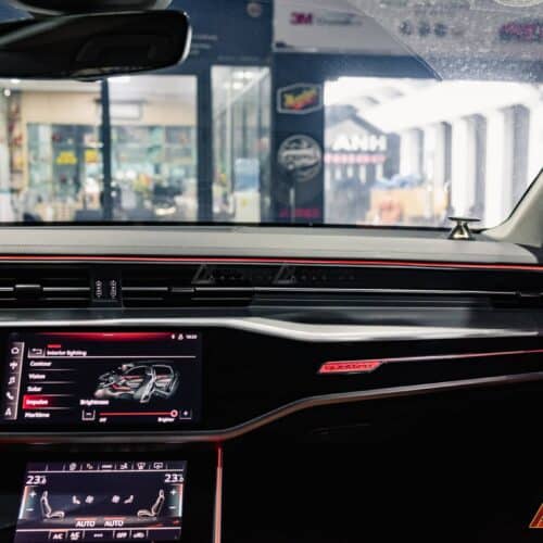 Sử dụng ánh sáng LED cho không gian nội thất thêm tinh tế trên Audi A7.