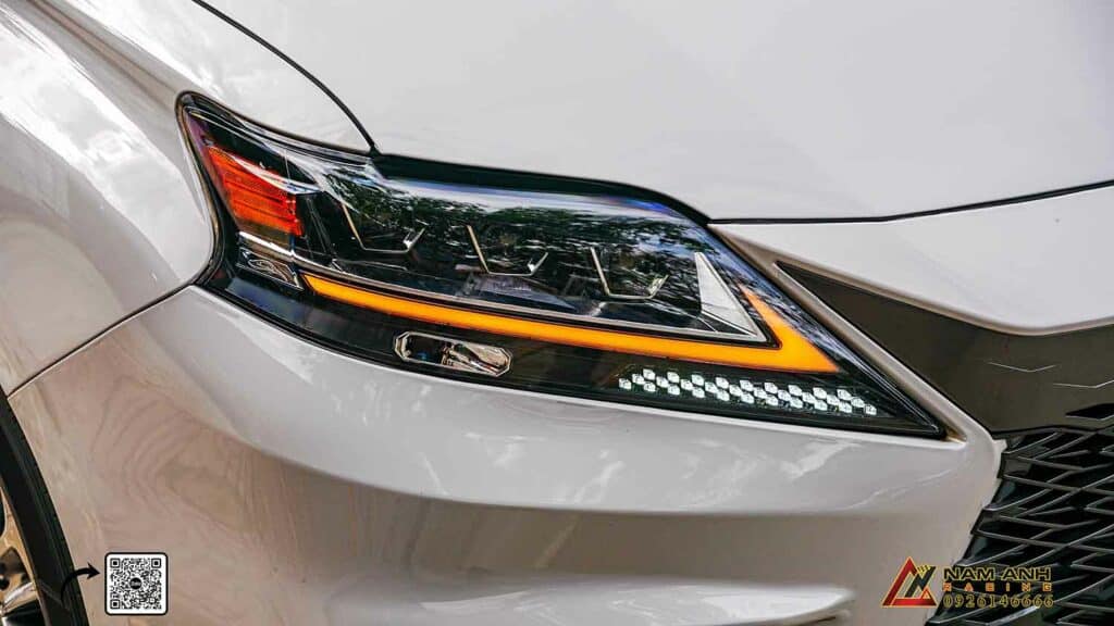 Đèn pha LED Lexus RX 350 2023 với công nghệ AHS hiện đại.