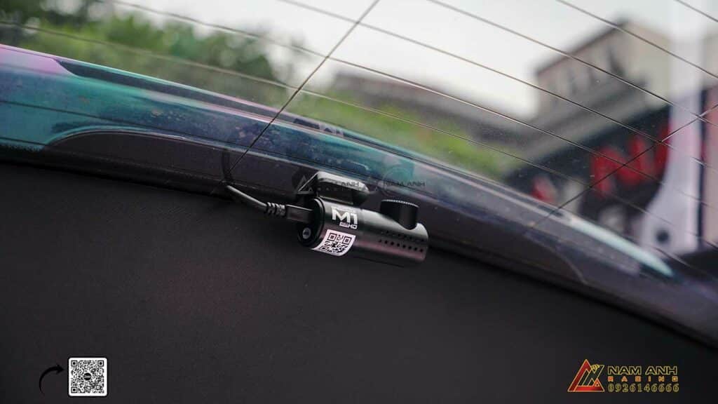 Camera hành trình phía sau gắn trên kính sau của xe ô tô